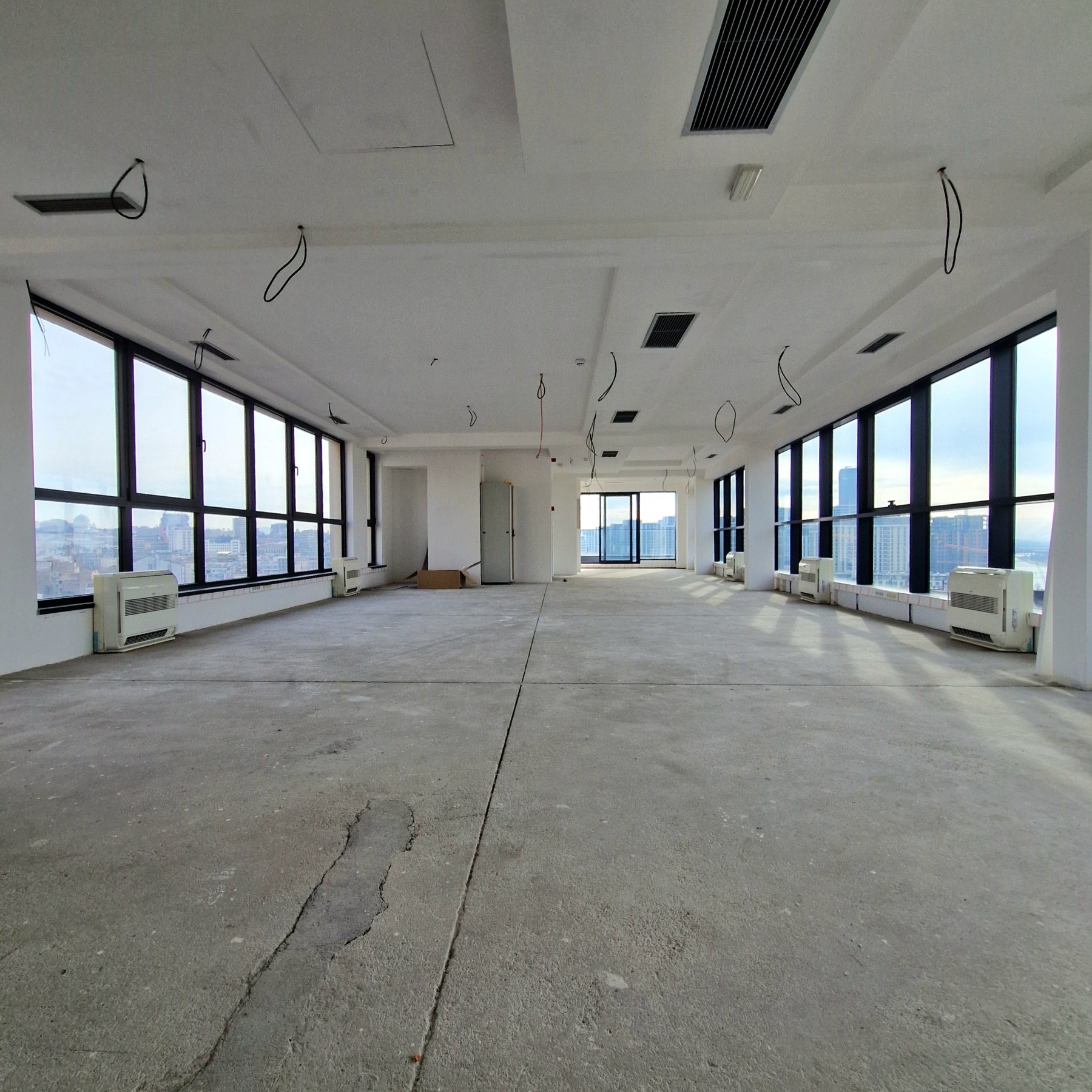 Open space kancelarija sa panoramskim prozorima