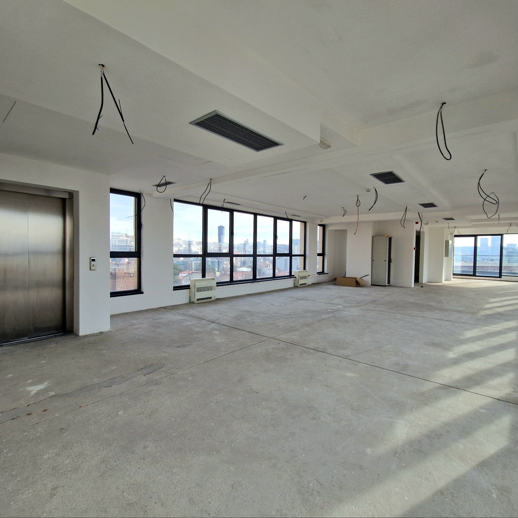 Kancelarijski prostor sa Otis liftom i pogledom