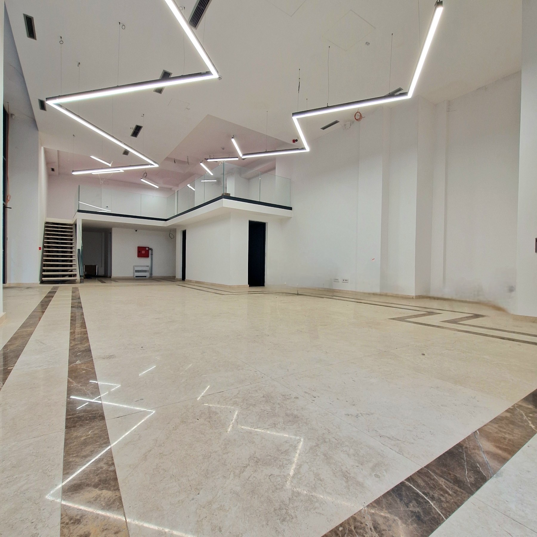 Lobi sa mermernim podom i galerijom