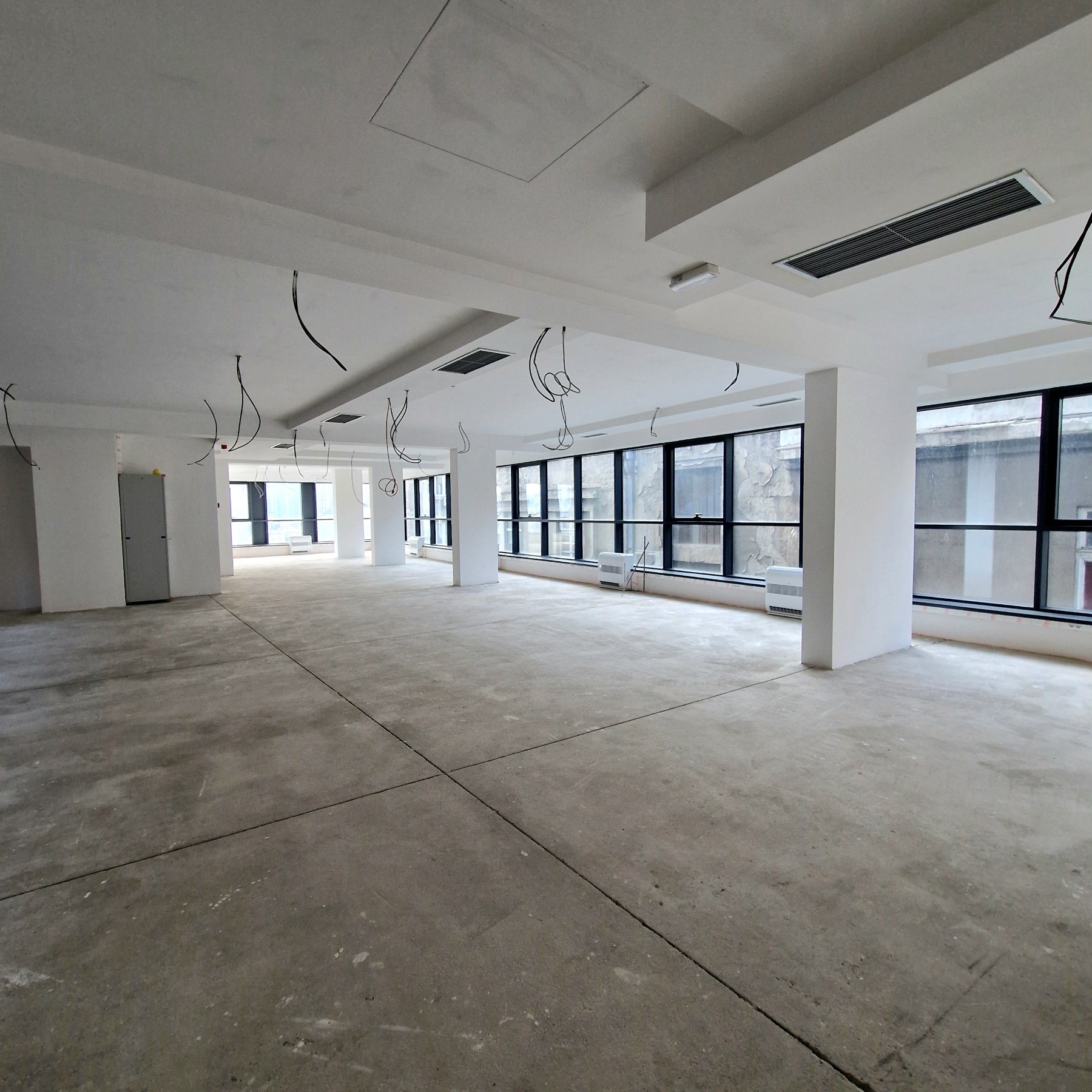 Prostrana open space etaža sa staklenom fasadom