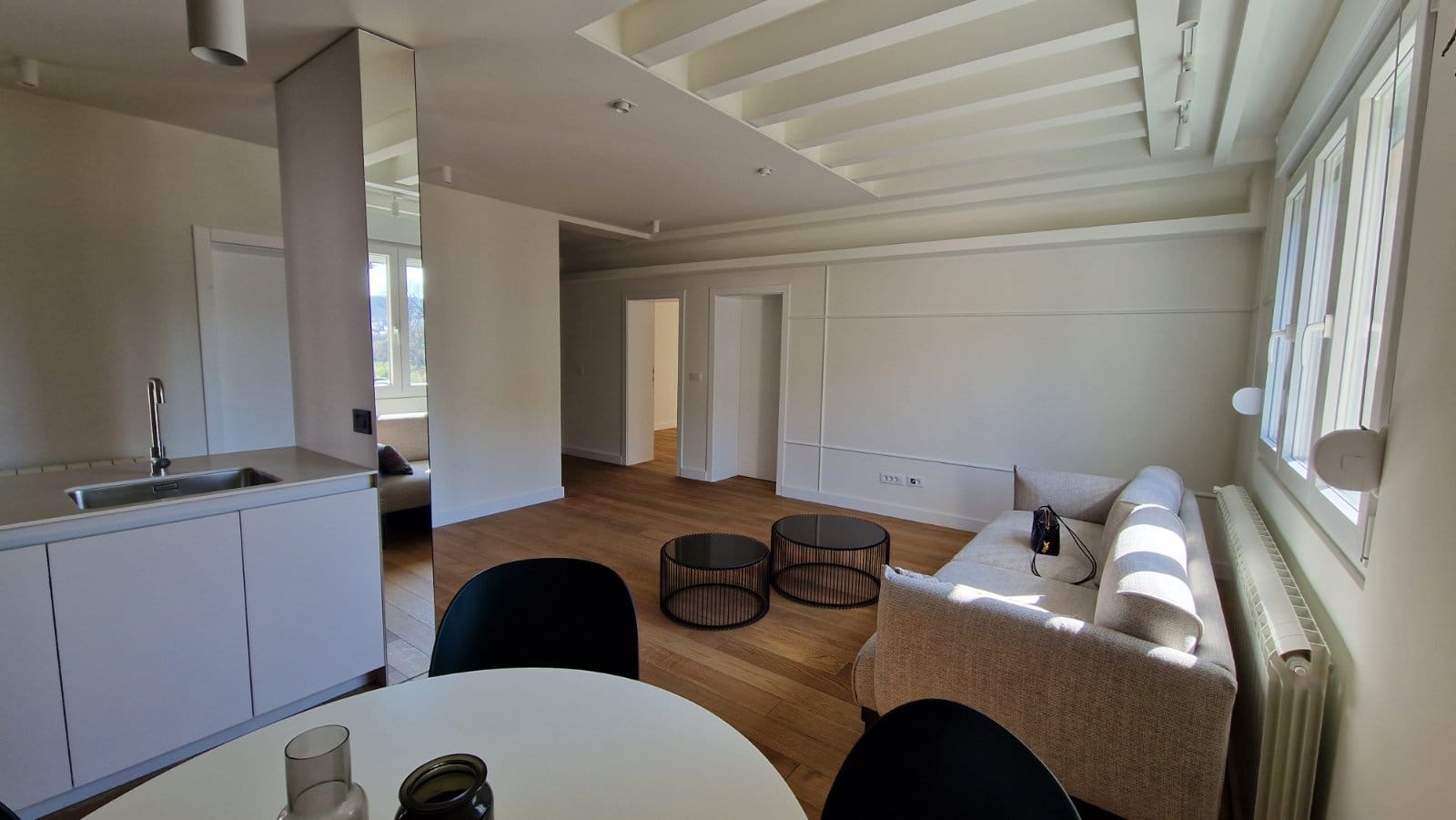 Prodajemo trosoban luksuzno renoviran uknjizen stan u centru - slika 2