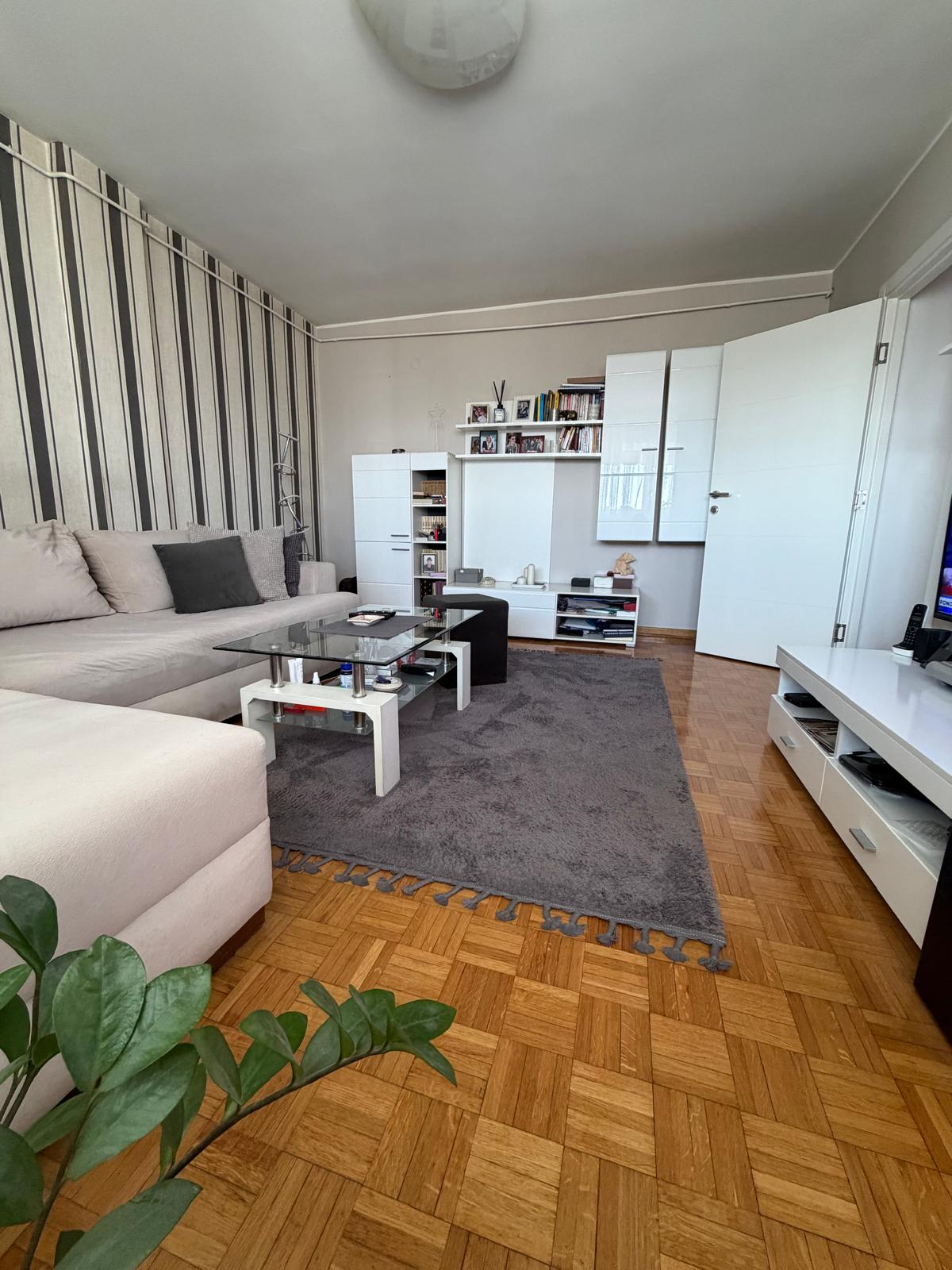 Prodajemo renoviran dvosoban stan u bloku 38 - slika 2