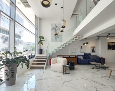 Izdavanje 5-soban stan YUBC, Novi Beograd 198m²