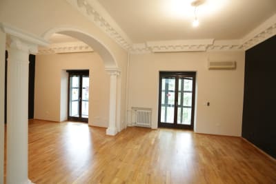 Izdavanje 12-soban stan Autokomanda, Voždovac 550m²