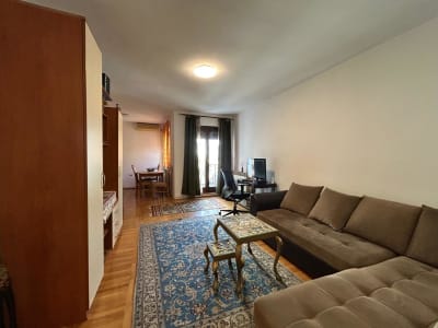 Izdavanje trosoban stan Bajlonijeva Pijaca, Stari Grad 81m²