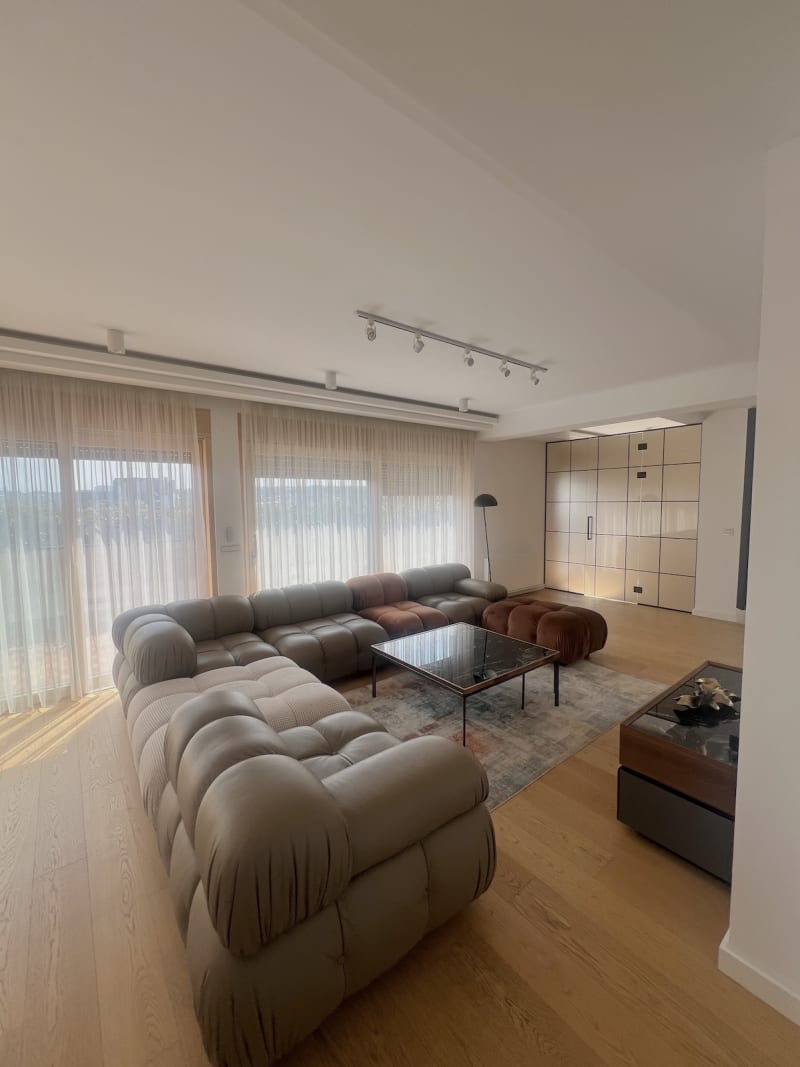 Izdajemo četvoroiposoban stan, Hram Svetog Save, 237m² - slika 1
