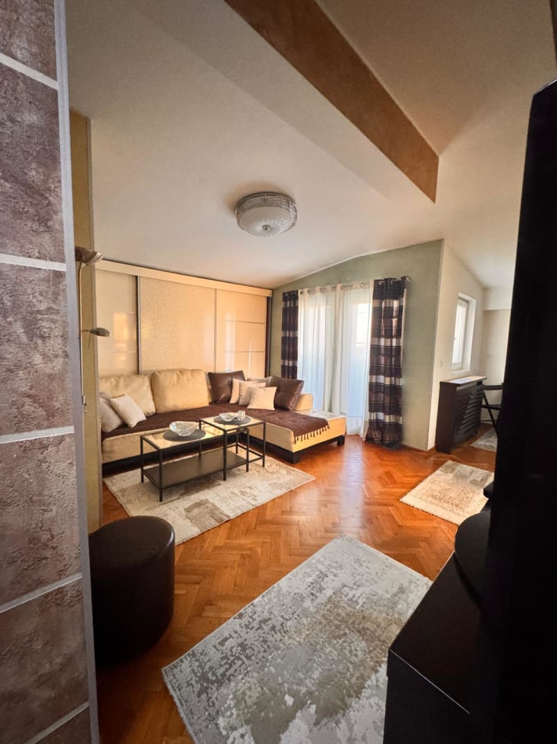 Izdajemo dvosoban stan, Juzni Bulevar, 65m² - slika 1