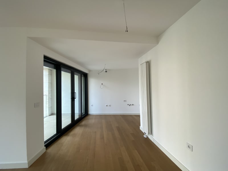 Izdaje se reprezentativan stan/poslovni prostor u Kompleksu Viva Residence-Batutova u cenu uracunato garazno mesto  - slika 1
