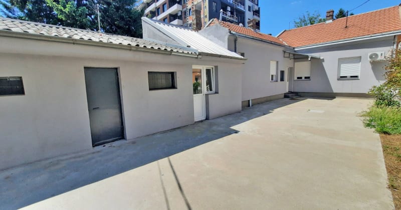 Kuća sa garažom i dvorištem – Crveni krst - slika 2