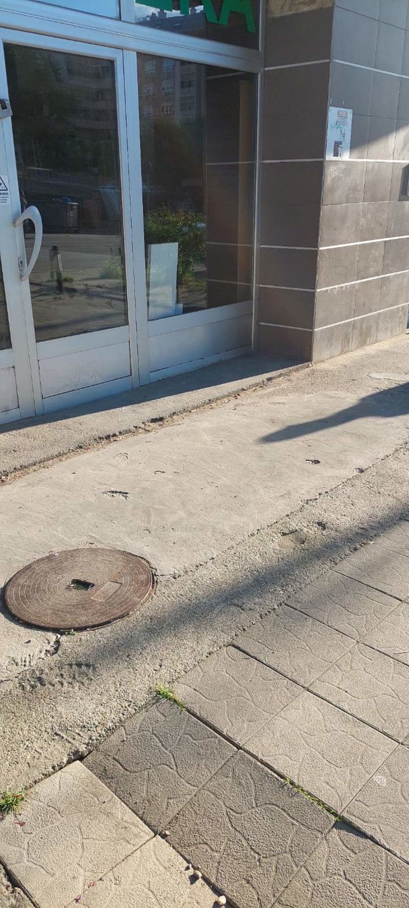 Izdavanje uličnog lokala sa galerijom - slika 1