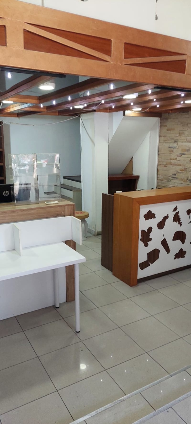 Izdavanje uličnog lokala sa galerijom - slika 1