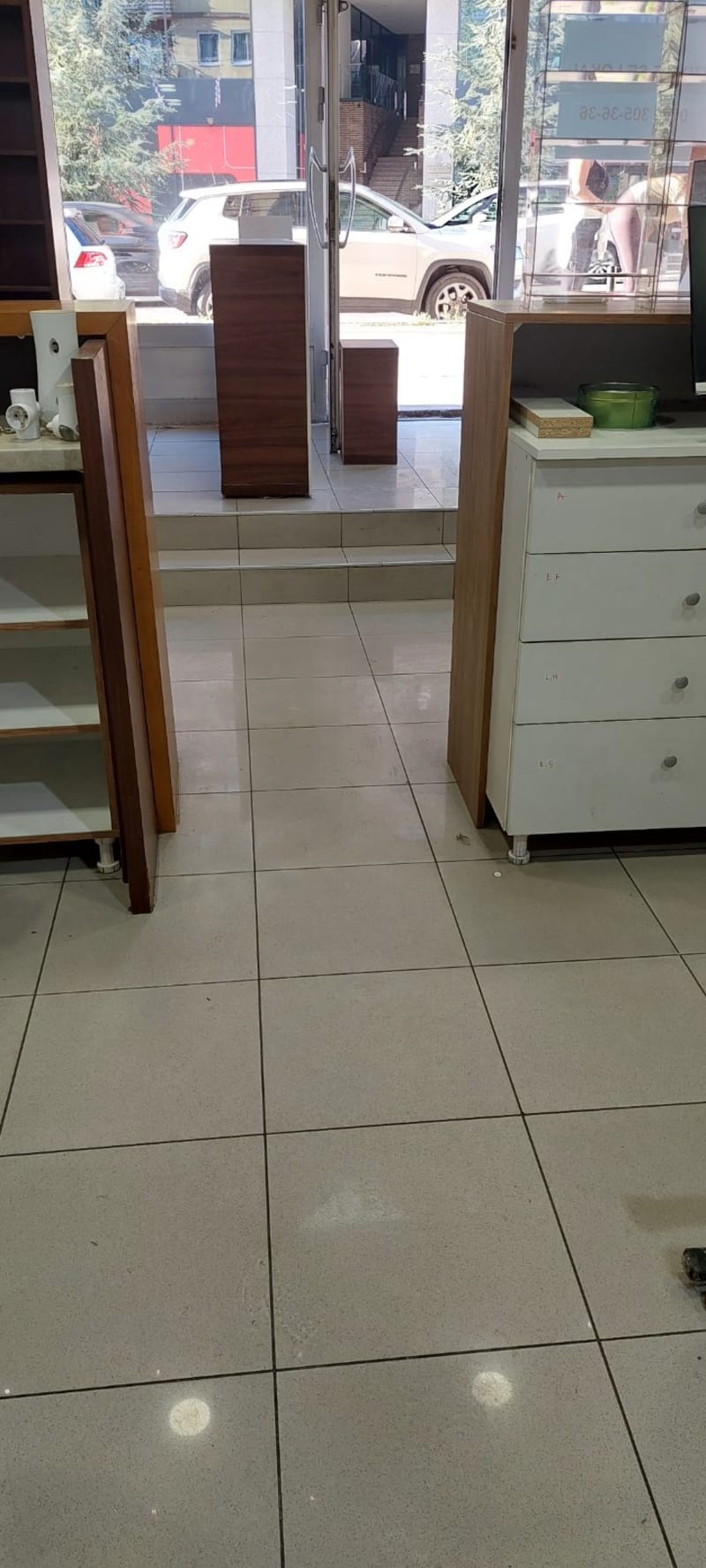 Izdavanje uličnog lokala sa galerijom - slika 2