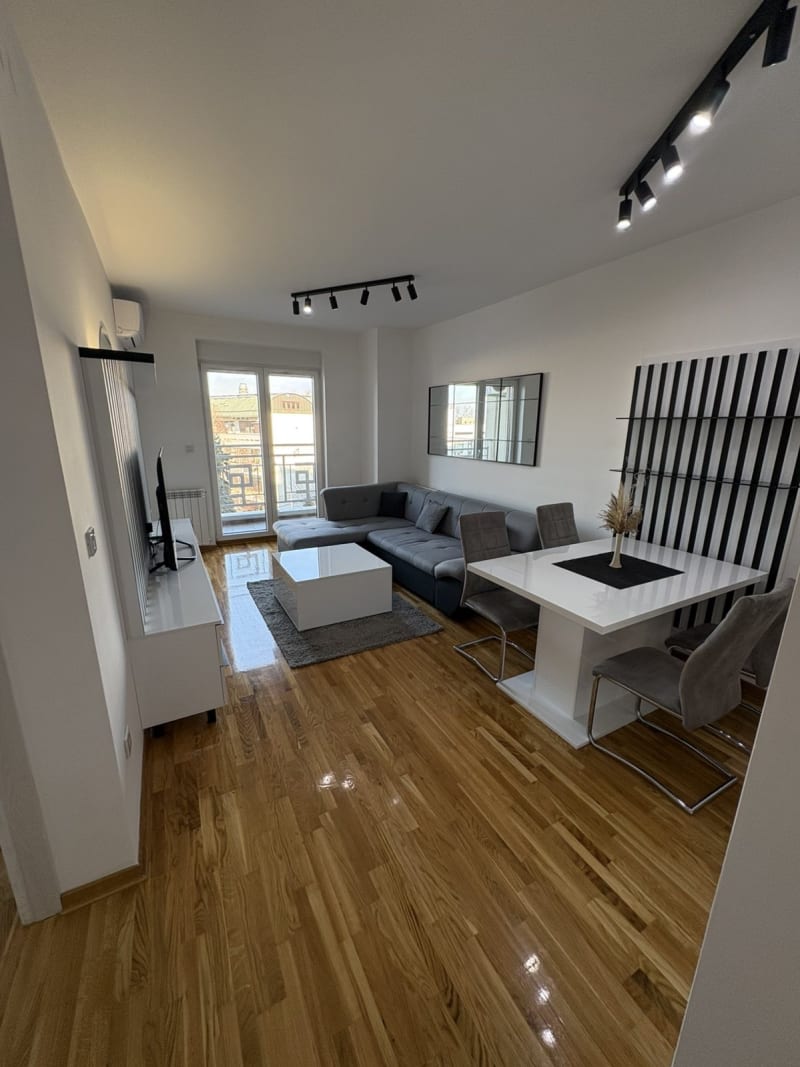 Izdajemo dvosoban stan kod Hale Pionir  - slika 1