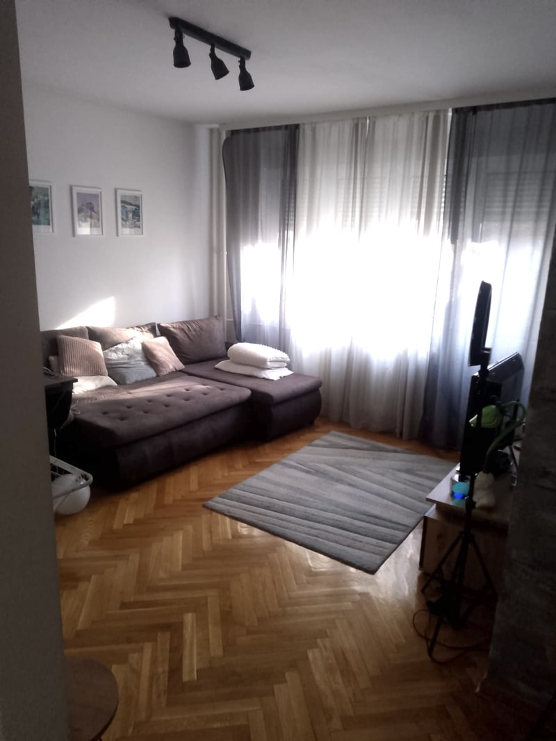 Izdaje se trosoban stan u Južnom bulevaru - slika 1