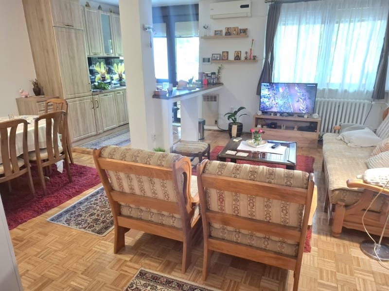 Dvoiposoban stan sa bastom na Banjici - slika 1