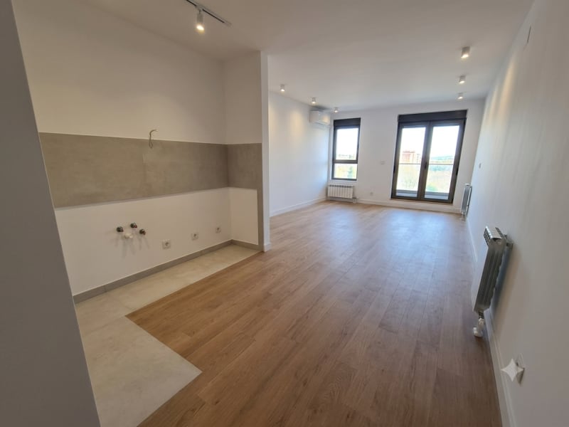 Luksuzan studio sa terasom i pogledom na Bajfordovu sumicuu - slika 1