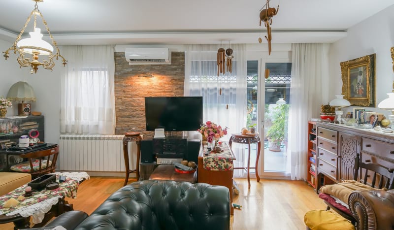 Dvosoban stan sa velikom terasom-baštom - slika 2