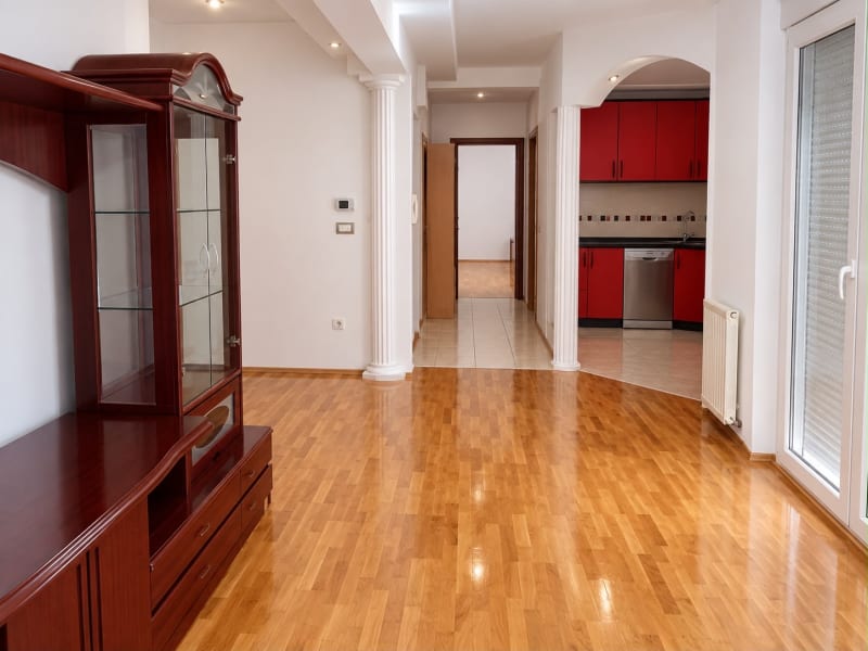 Voždovačka crkva – Odličan trosoban stan 62m2 sa 2 spavaće sobe, UKNJIŽEN – KREDIT - slika 1