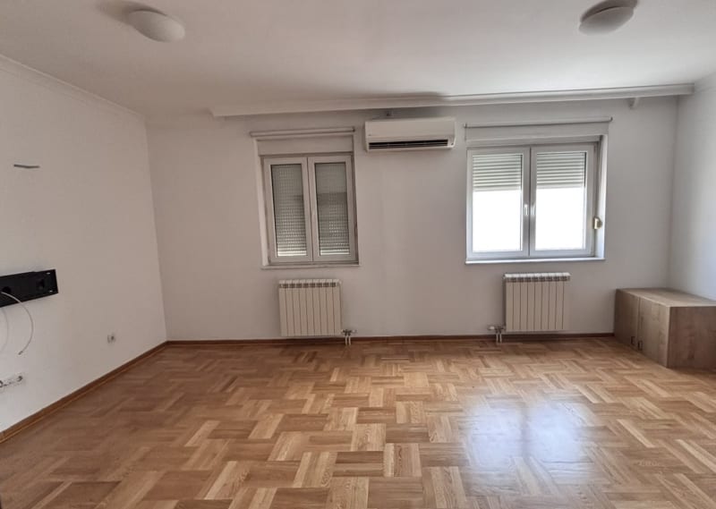 Izdajemo 4.5 stan sa 2 garazna mesta na Vracaru - slika 2