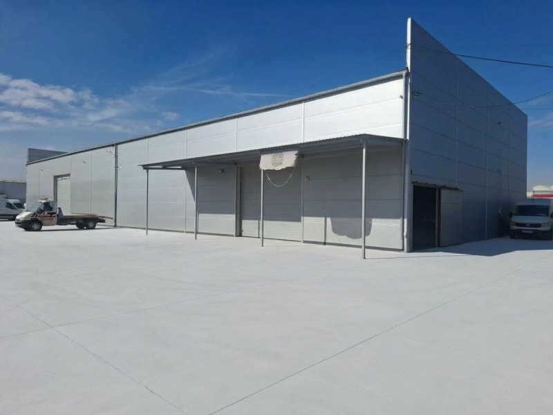 Izdaje se premijum magacinsko-poslovni prostor od 700m2 Makis - slika 1
