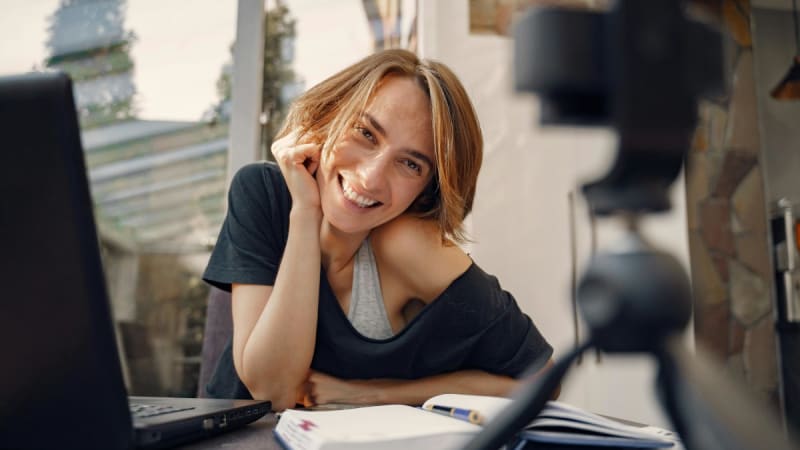 AI asistent Sara pomaže korisniku u pretrazi stana — chat na telefonu