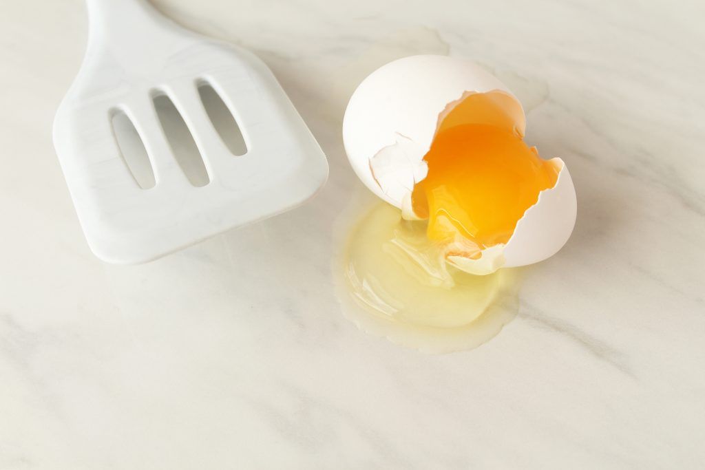 frying-eggs-spatula-and-egg-TX4ZUZ4-1024x683.jpg