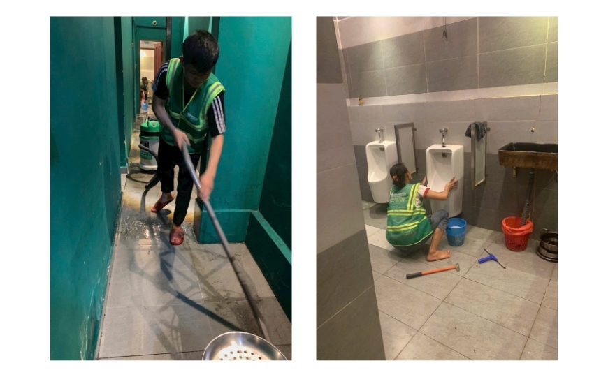 Nhân viên đang vệ sinh khu vực nhà vệ sinh