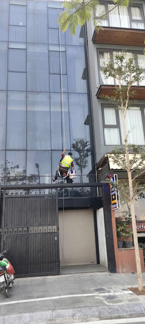 Hình ảnh thực tế dự án Vệ sinh kính toà nhà
