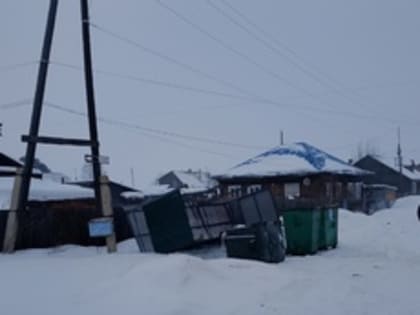 Уважаемые жители Енисейска! Ночным ветром на улице Кирова в Енисейске перевернуло навес для контейнерной площадки!