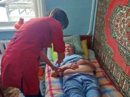 Выездная бригада специалистов Красноярской межрайонной поликлиники №5 проводит комплексный медосмотр тех, кто не может посещать поликлинику