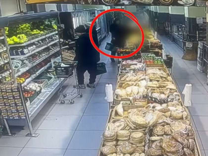 В Железногорске мужчина похитил 6 тысяч из кошелька, оставленного пенсионеркой на прилавке