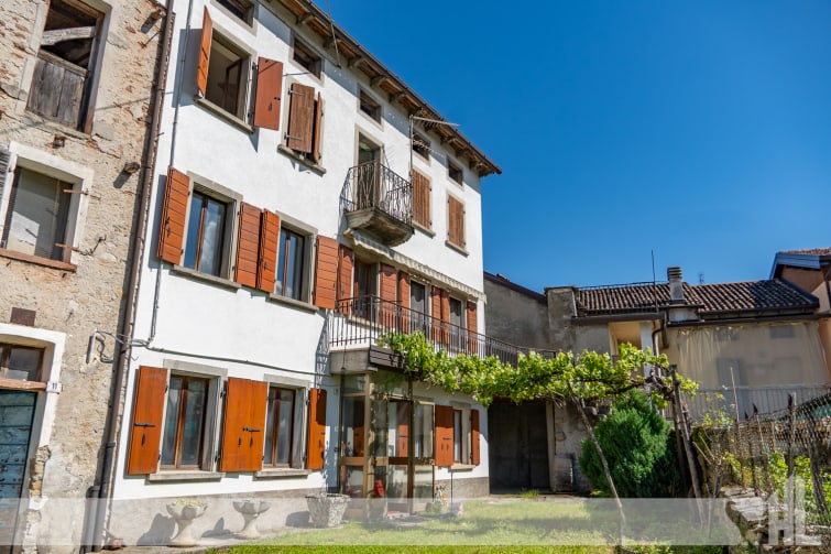 Rif.1639 - Ampia proprietà a pochi passi dal centro di Villa di Villa