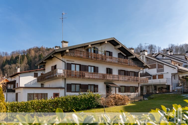 Rif.1545 -  Palazzina con sette appartamenti a Tambre 