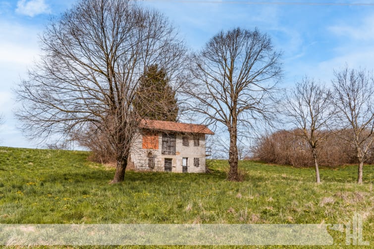 Rif. 1600 - Rustico con ampia volumetria edificabile e terreno a Trichiana