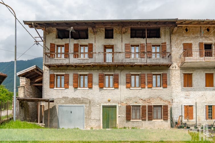 Rif. 1640 - Porzione di testa parzialmente ristrutturata con terreno a Mellame di Arsiè