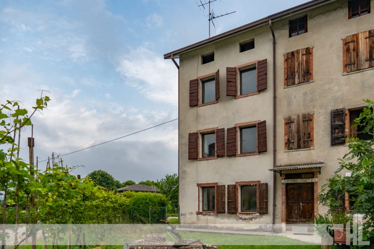 Rif.1666 - Porzione terra-cielo in centro a Lentiai con giardino