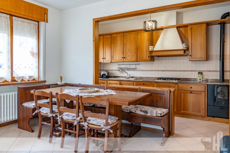 Rif. 1656 -  Porzione con due appartamenti a Tambre