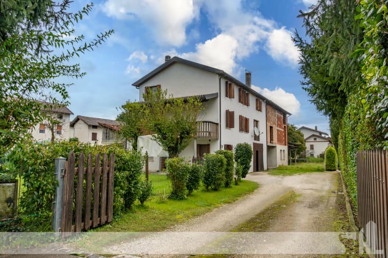 Rif. 1727 - Porzione terra-cielo con giardino a Santa Giustina
