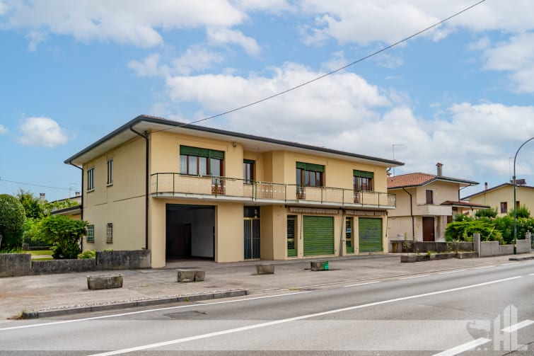 Rif. 1725_T - Casa singola con giardino e negozi a Fontane