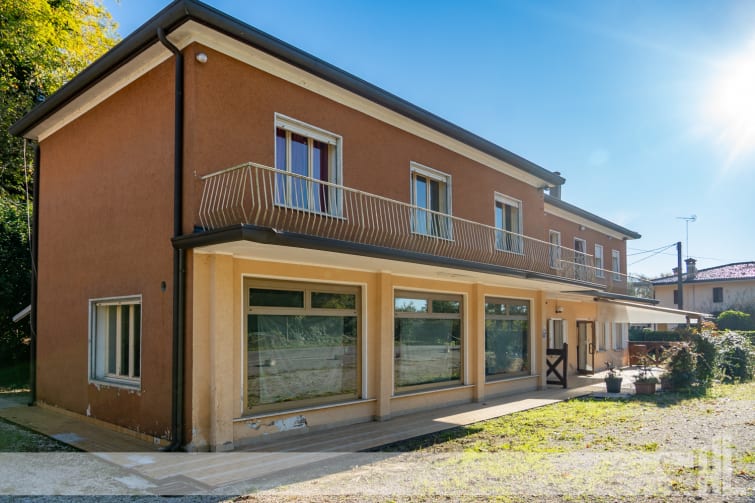 Rif. 1760_T - Spazioso appartamento con attività commerciale a Colfosco