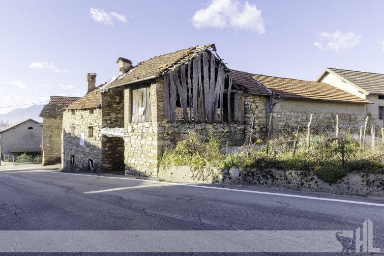 Rif. 1780 - Rustico completamente da ristrutturare a Carve 