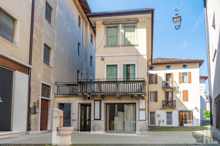 Rif. 1928 - Negozio su due livelli in affitto in centro a Feltre 