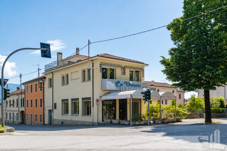 Rif. 1901 - Luminoso appartamento con attività di gelateria 