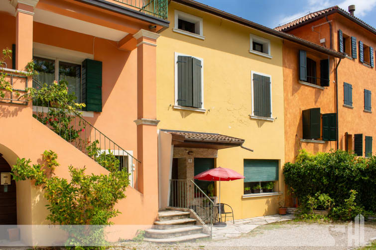 Rif.1969 - Porzione terracielo con giardino, in località Cavarzano