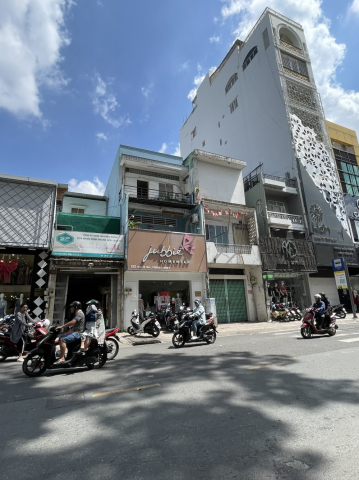 Bán nhà mặt tiền 132 Nguyễn Trãi, Quận 5