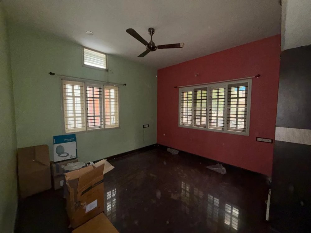 Spacious 2.5 BHK West-Facing House For Rent in Vijayanagar - Image 2