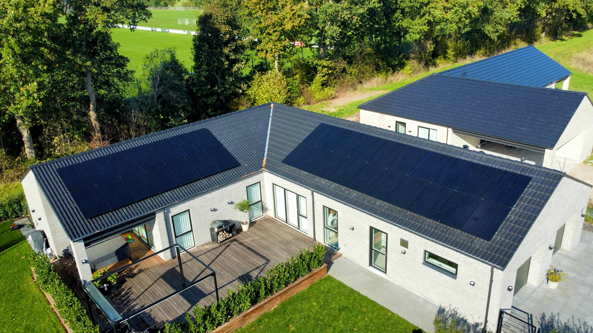 Dronefoto af parcelhus med solcelleanlæg på taget