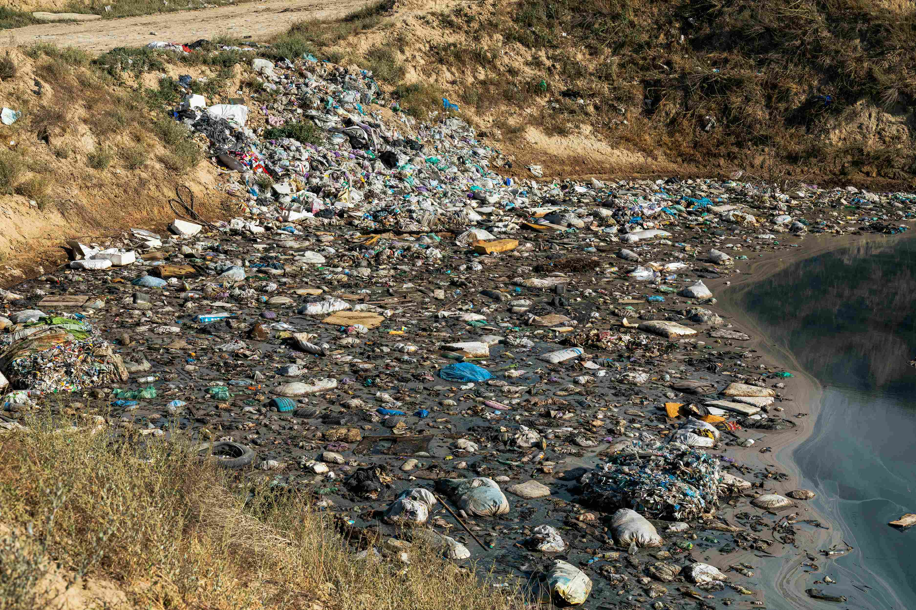Cuma Rp10 Ribu, Tapi Dampaknya Ngeri: Setengah Sampah Indonesia Berakhir di Sungai