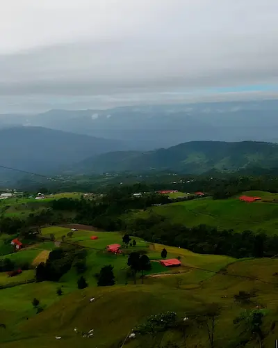Vista del pueblo El Torito con casas de fondo, la plaza y el lugar de la planta de Lácteos El Torito