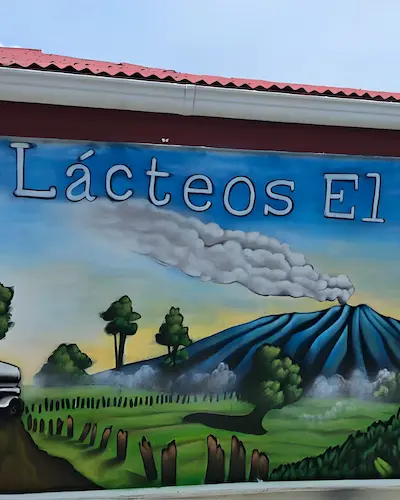Mural pintado en la pared del Volcán Turrialba en la planta de Lácteos El Torito